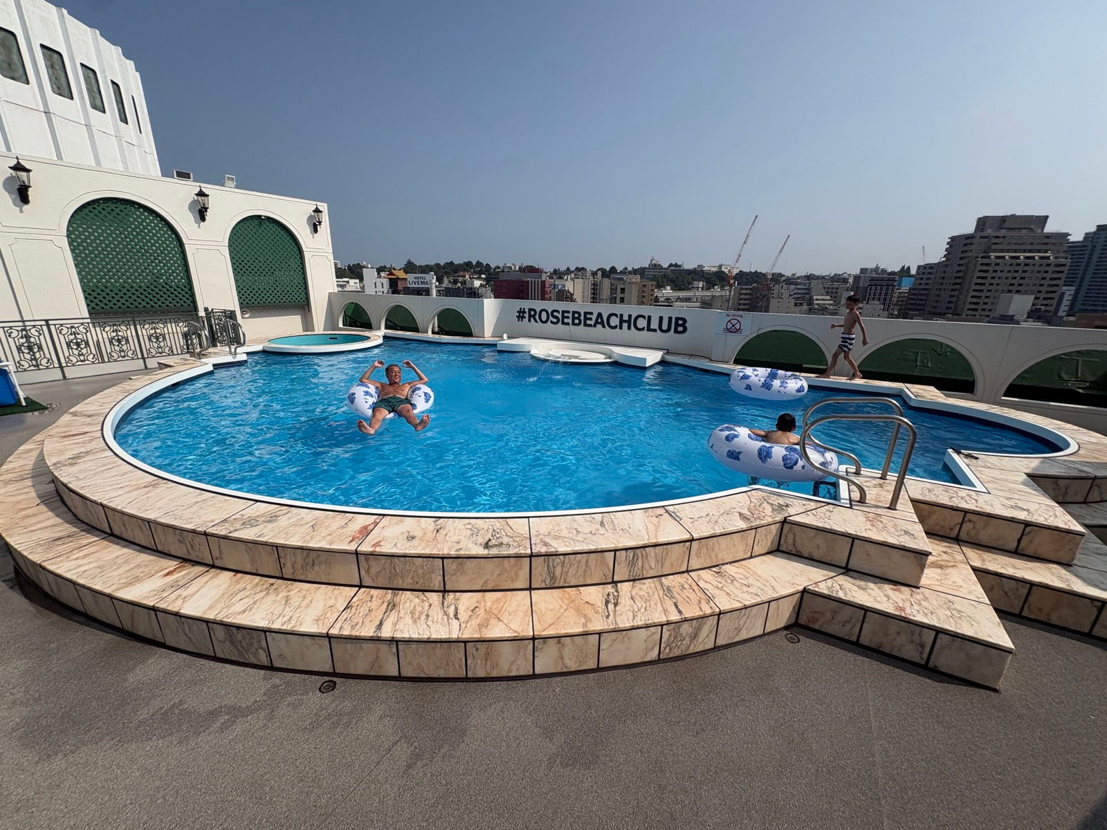ROSE HOTEL YOKOHAMAの屋上プール ROSE BEACH CLUB