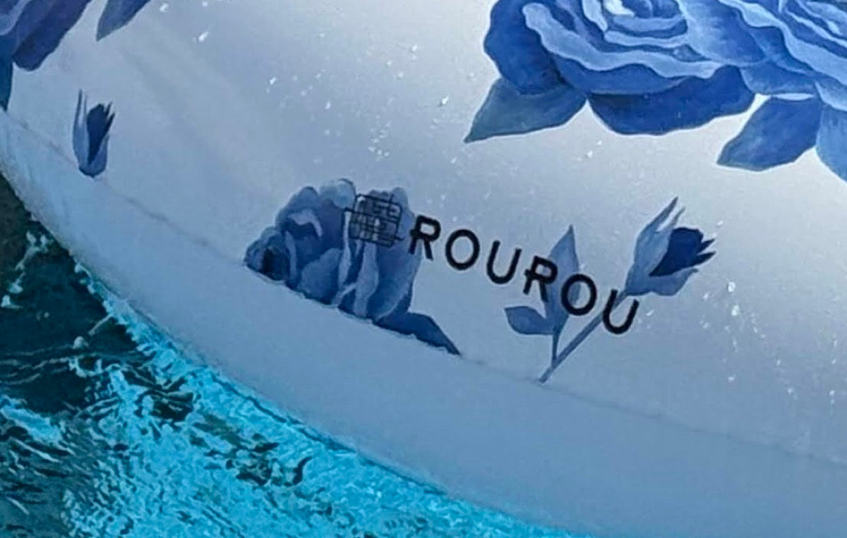 浮き輪の縁のROUROUロゴ