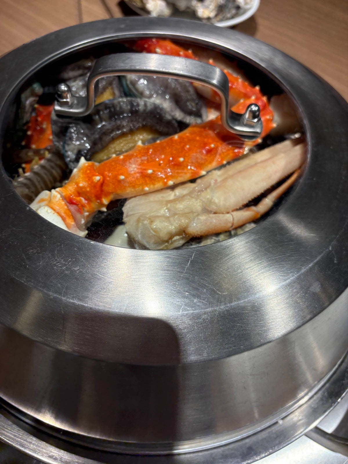 蒸したてのタラバガニとアワビ